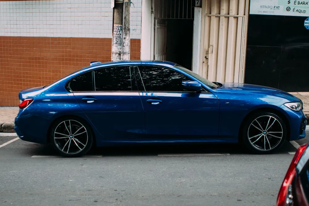 Blue sedan with a flawless bubble-free window tint